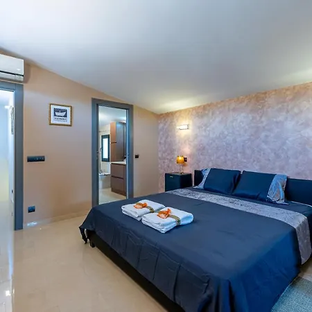 797 Holiday - Modern With Pool In Puerto Marina For 12